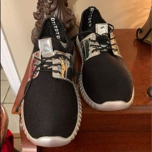 Very nice black and silver sneakers. Padded foot bed